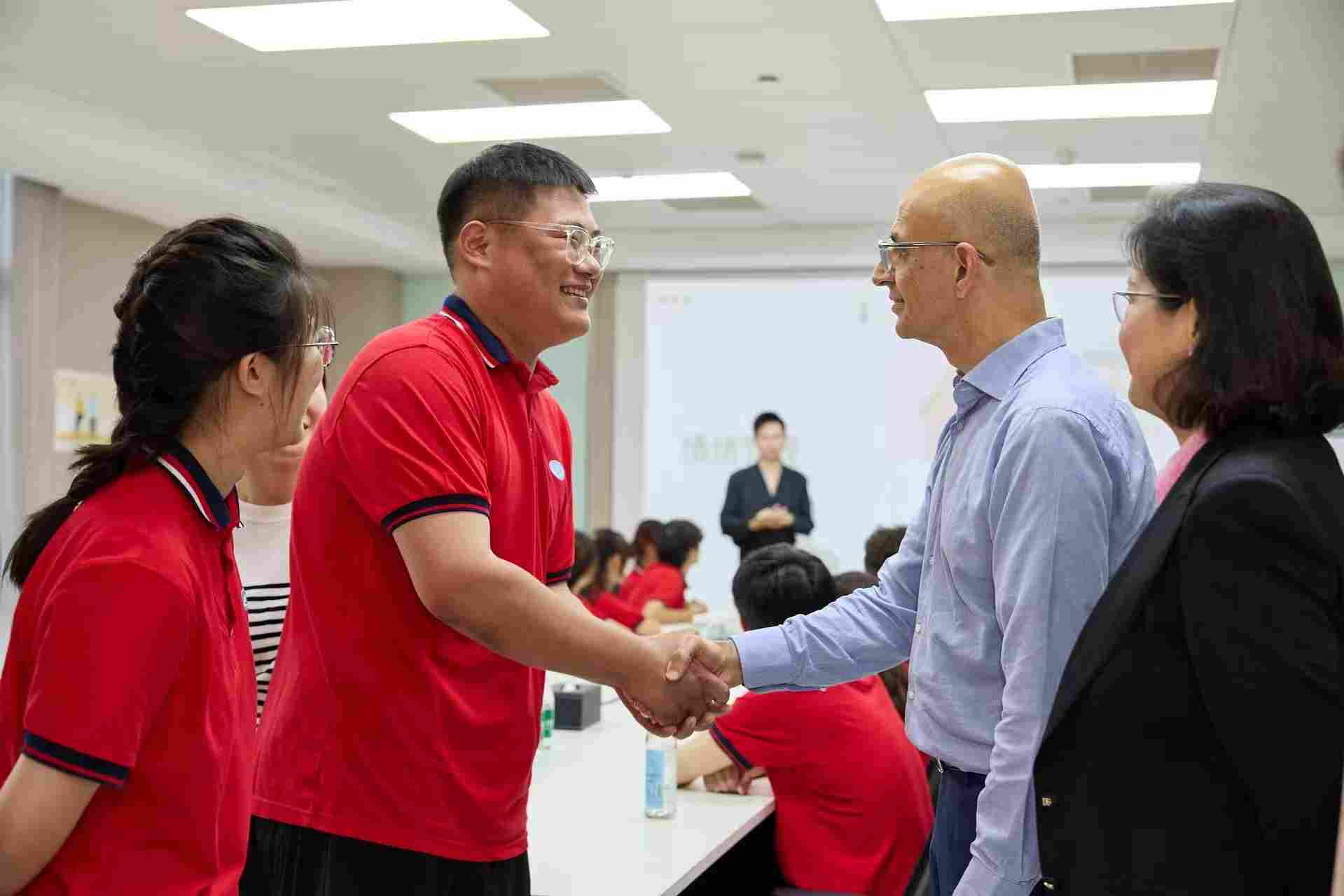 库克再访华,同行高管:中国制造——惊艳!(图1) 库克再访华,同行高管:中国制造——惊艳!(图1)